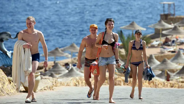 سياح يواصلون الاستمتاع بإجازاتهم في شرم الشيخ.