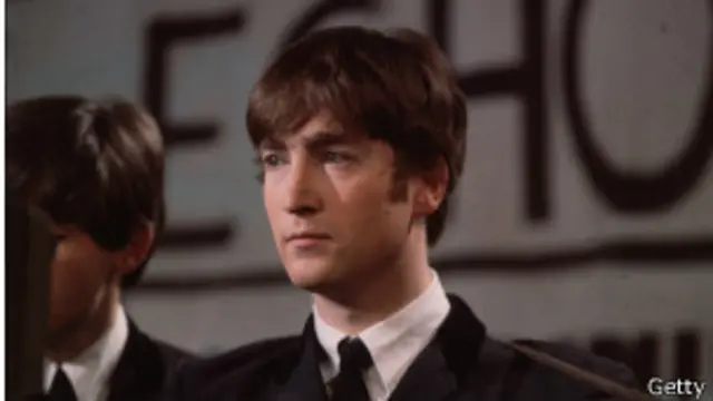 Se cree que con ella, una Gibson J-160E, el músico británico grabó varios de los éxitos de The Beatles, como Love Me Do o I Want to Hold Your Hand.