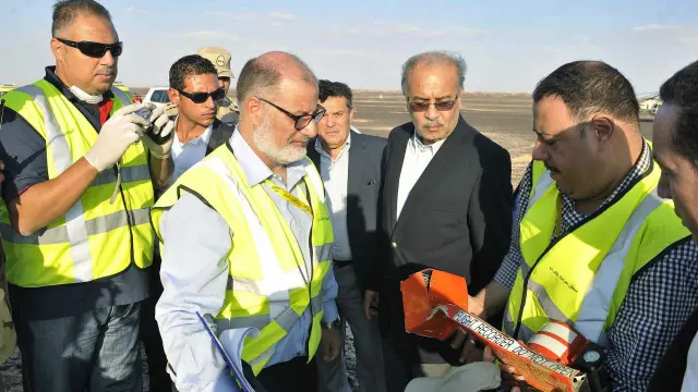 محققون يفحصون الصندوق الأسود للطائرة