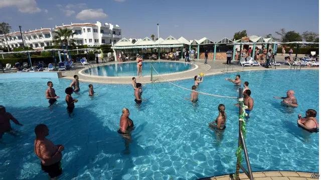 سياح في أحد فنادق شرم الشيخ يوم السبت