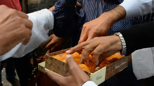 بھارتی ریاست بہار میں ہونے والے اسمبلی انتخابات کے نتائج میں لالو پرساد، نتیش کمار اور کانگریس اتحاد کی واضح اکثریت کے بعد فاتح اتحاد کے کارکنان خوشیاں منا رہے ہیں