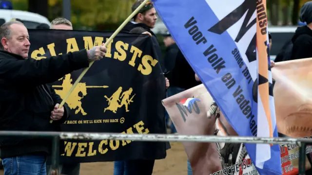 Pegida'danın gösterisinde gözaltına alınanlar oldu. (ARŞİV)