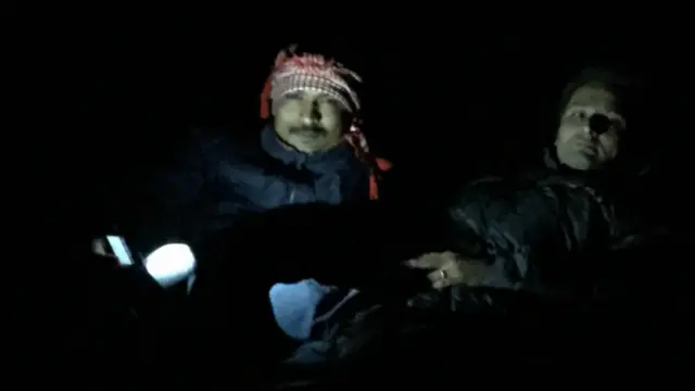 چھ ہزار سی سی جیپ کسی سرکس ہال میں تنے ہوئے ہوئےِ رسے پر ہتھنی کی چال چل رھی تھی۔بلال اور رضوان دونوں اب بھی جیپ کی چھت پر چپکے ہوئے تھے