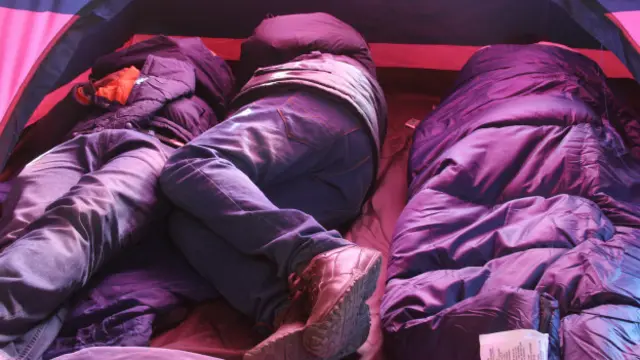 اپنے سلیپنگ بیگ میں رینگ کر نیند کی کٹیا کا دروازہ بند کرتے ہوئے آخری آواز اس اذان کی سنی جو کسی نئے مؤذن کی لگتی تھی