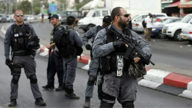 صادر الجنود الإسرائيليون جميع الأجهزة داخل إذاعة الخليل الفلسطينية.