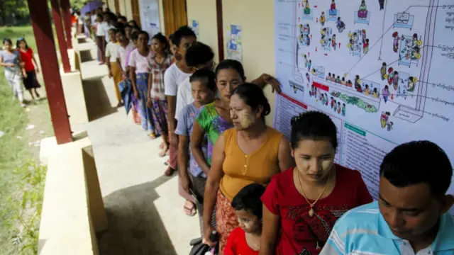 Pemantau dari Indonesia mengatakan pemilih bisa mengantre 3-5 jam untuk memberikan suara pada pemilu di Myanmar.