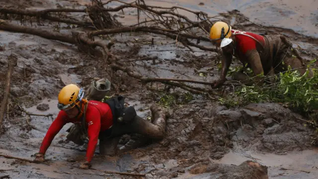 Rescatistas en busca de sobrevivientes.
