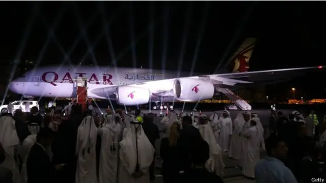 القطرية تعرض واحدة من طائرات ايرباص A380 التي استلمتها مؤخرا في معرض دبي