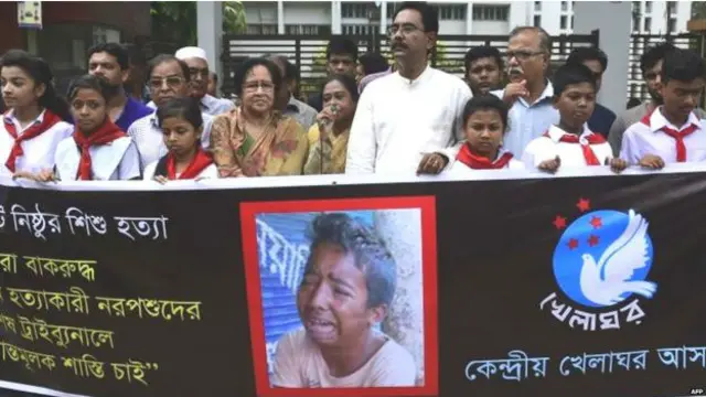 د وېډيو په يوه صحنه کې چې پر انټرنټ خپره شوې دغه ۱۳ کلن هلک بريدوونکو ته زارۍ کوي، چيغې وهي او اوبه غواړي