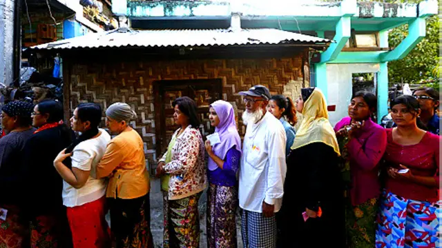 Warga muslim di Myanmar antre untuk memberikan suara pada pemilu.