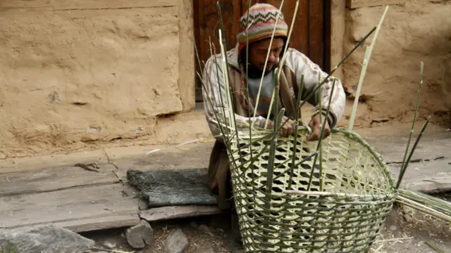 पर्यटनबाट आम्दानी नभएकाबेला स्थानीयबासी डोकोनाम्लो बुन्ने जस्ता घरेलु उद्यममा समय लगाउंछन्। 