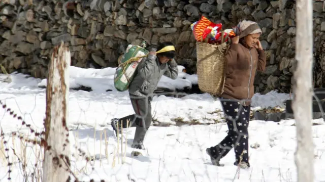 मनाङमा सामान ल्याउन पहिला घोडा प्रयोग गरिन्थ्यो भने अहिले गाडी पुग्छ। तर त्यहाँ हिउँ धेरै परेको र मध्य वर्षामा भने सामान मानिसले नै बोकेर लैजानुपर्ने बाध्यता छ। 