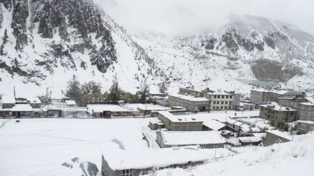 यो वर्ष हिउँ चाँडो परेपछि मनाङ हुँदै थोरङला भञ्यांग पार गर्न भनी हिडेका पर्यटकहरु याक खर्कबाट फर्किएका छन्।