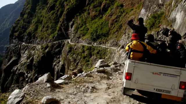 लम्जुङबाट मनाङको सदरमुकाम चामेसम्म चार वर्षअघि साना जीपहरु गुड्ने बाटो बनेको छ। तस्वीरहरु: सीता मादेम्बा