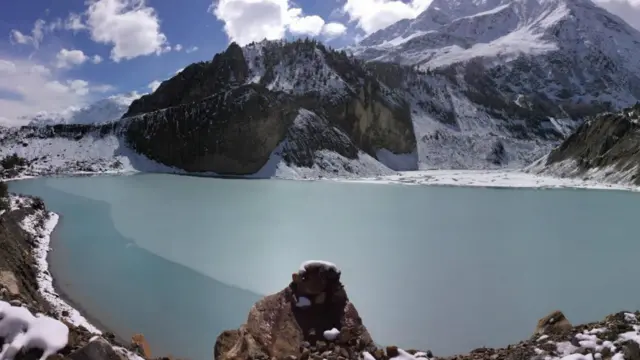 मनाङ पुगेका प्राय: सबै पर्यटक पचास वर्ष अघि बनेको गंगापूर्ण हिमतालसम्म पुग्छन् जुन बजारबाट जम्मा १० मिनेटको पैदल यात्रामा पुगिन्छ।