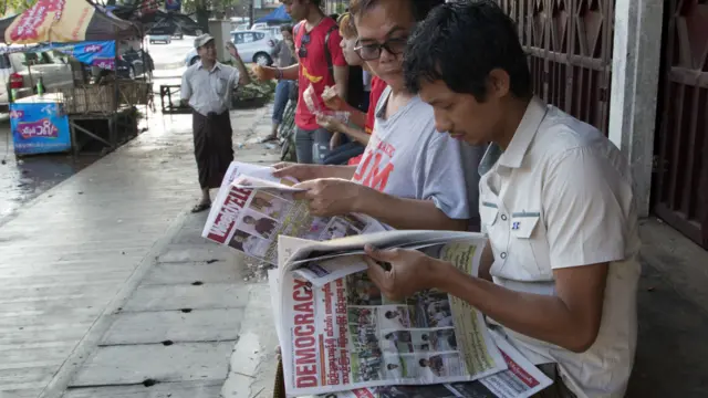 大選隔天,緬甸民眾閱讀以選舉為頭版新聞的報紙。