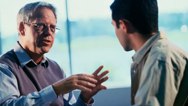 Ветеран разговаривает с молодым сотрудником