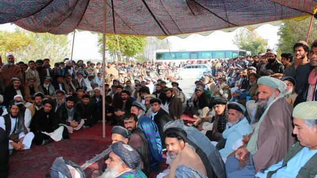 په سيمه کې د بي بي سي خبريال سيد انور چې د اعتراض سيمې ته ورغلی وايي سلګونه مسافر چې ناروغان، ښځې او ماشومان هم په کې دي د لارې پرانستو ته انتظار باسي.