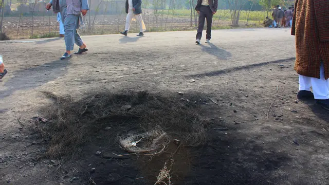 پر سړک ځینو ټایرونو ته اور هم اچول شوی دی. 