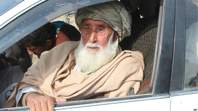 لارویان وايي، د هوا په سړېدو سره ښځې، ماشومان او بوډا کسان د لارې بندېدو له کبله له لویو سره مخامخ دي.