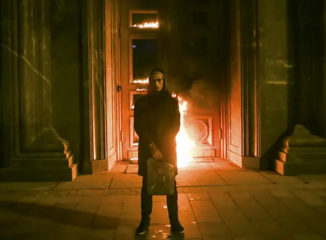 Между поджогом двери ФСБ и задержанием Петра Павленского прошло 30 секунд