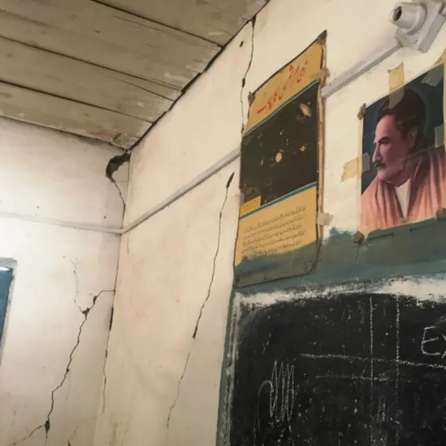 زلزلے کے باعص اس کلاس روم کی دیواروں میں دراریں آگئی ہے