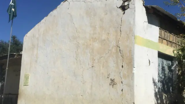 ان سکولوں کی تباہی کی وجہ سے ہزاروں طلبہ کا تعلیمی سلسلہ رک گیا ہے