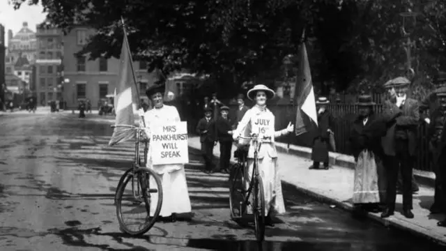 Julho de 1914: suffragettes divulgam um encontro em que Emmeline Pankhurst iria discursar