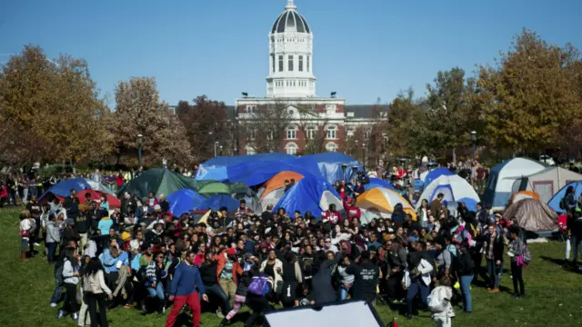 Mahasiswa mendirikan tenda dan menginap di kampus sebagai wujud protes.
