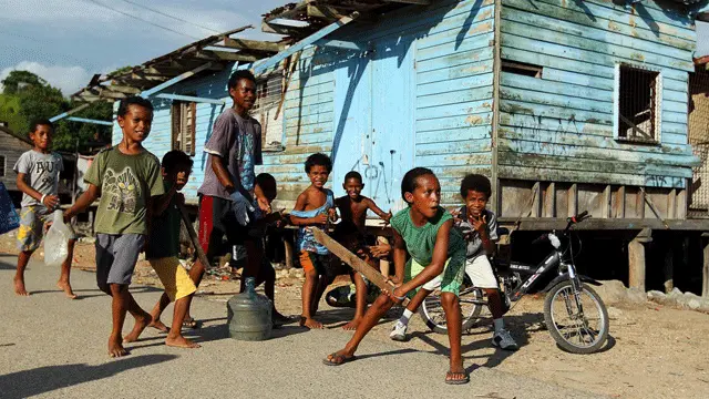Chơi criket ở ngoài phố tại Cảng Moresby (Ảnh: Chris Hyde/Getty)