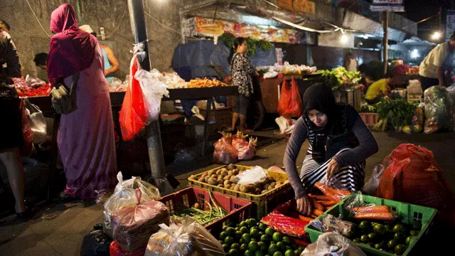 Mua thực phẩm ở một chợ đêm ở Jakarta (Ảnh: Romeo Gacad/Getty)