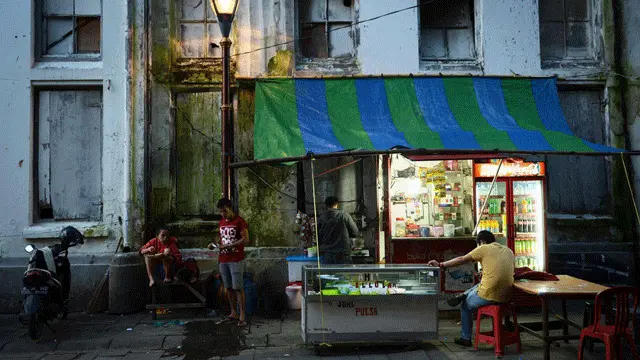 Cửa hàng bên hè đường ở Jakarta (Ảnh: Romeo Gacad/Getty)