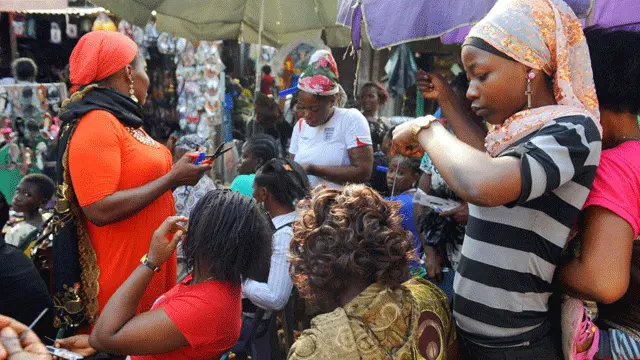 Phụ nữ đi làm đầu ở Lagos (Ảnh: Pius Utomi Ekpei/Getty)