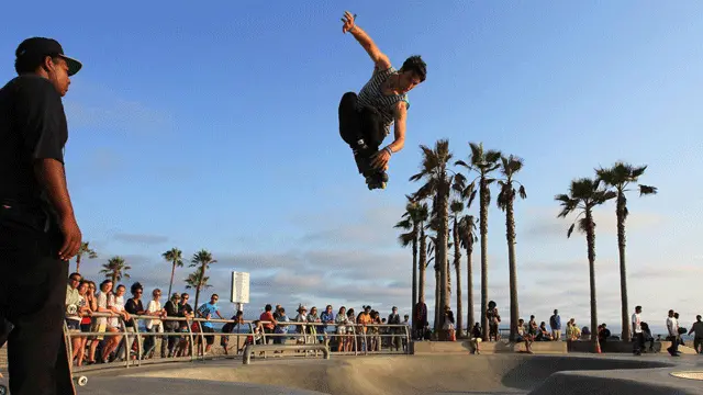 Trượt ván ở khu Venice Beach, Los Angeles (Ảnh: David McNew/Getty)