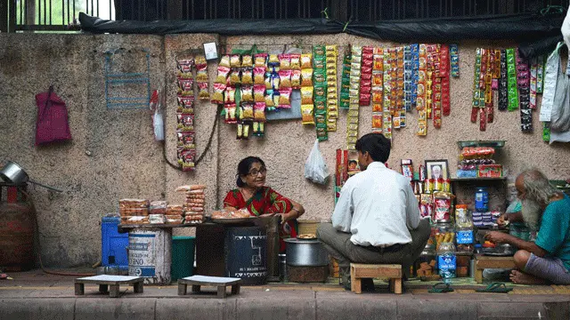 Nói chuyện với khách hàng ở New Delhi  (Ảnh: Sajjad Hussain/Getty)