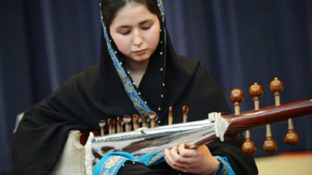 Negin tem apenas 17 anos, mas já fez história no Afeganistão: se tornou a primeira maestrina do país