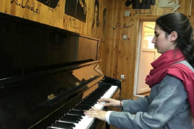 A jovem diz que sonha em ser uma pianista e maestrina famosa no mundo todo
