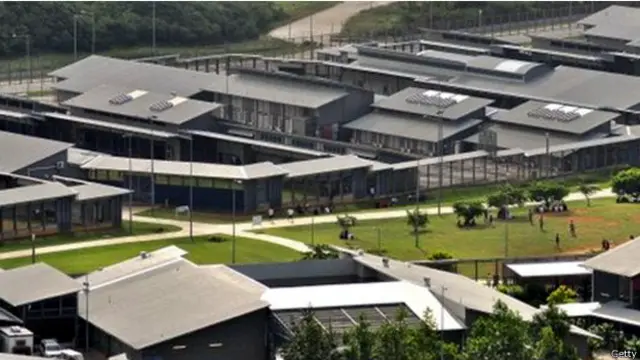 أصيب خمسة نزلاء بجروح في العملية