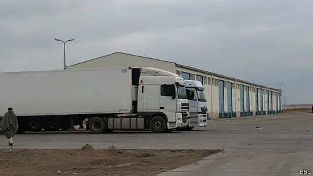 د شیر خان بندر پل هغه ورځې چې په کندوز کې سختې جګړې وې، تاجکي حکومت تړلی و، له دې وېرې چې ګواکې خاورې ته یې څوک ورنه شي.