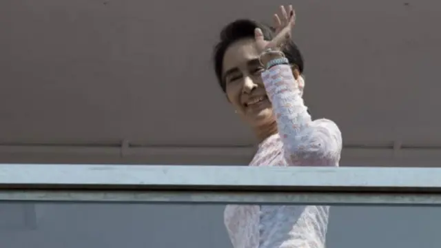 日本內閣官房長官菅義偉和外相岸田文雄周二（11月10日）紛紛出面表明日本支持緬甸民主化的立場