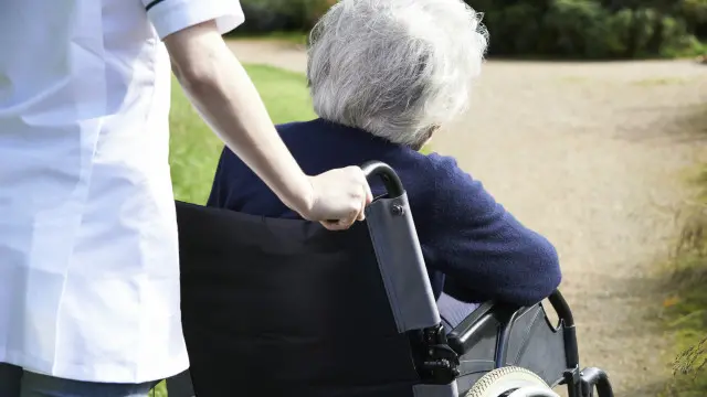 مريضة على كرسي متحرك