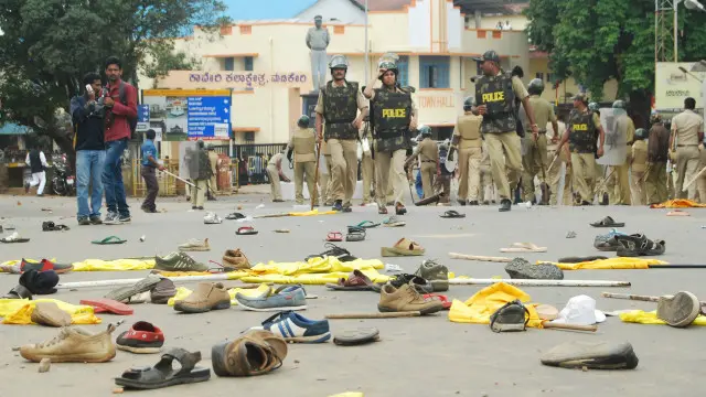 पुलिस का लाठीचार्ज