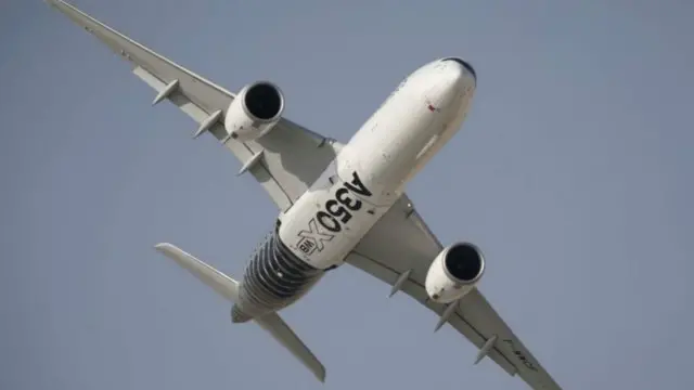 يعتقد المنظمون أن المعرض حقق بداية جيدة بإبرام صفقات بلغت قيمتها 30 مليار دولار يوم الإثنين.