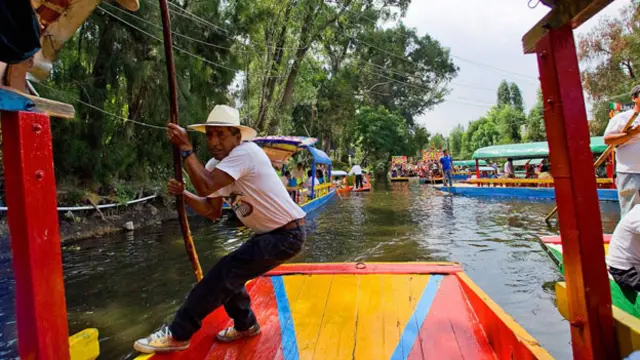  在trajinera船上工作（图片来源：Luis Acosta/AFP/Getty）