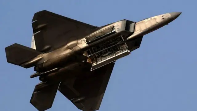 قدمت طائرة من طراز أف-22 رابتور الأمريكية عرضا جويا رائعا، لكن واشنطن قررت عدم بيعها حفاظا على تكنولوجيا التخفي المتطورة ومميزات أخرى لم تكشف عنها.