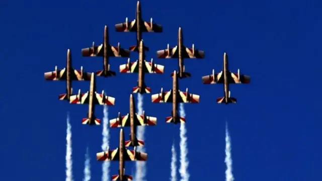 شارك سلاح الجو الإيطالي في الاستعراضات الجوية باستخدام طائرات التدريب الخفيفة إيرماكي MB-339.