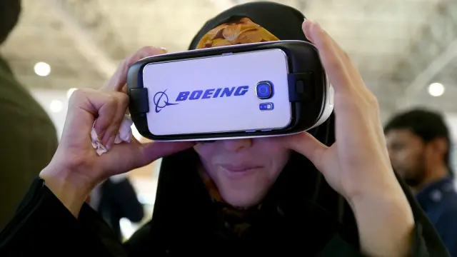 من بين تلك الصفقات وقعت شركة بوينغ الأمريكية عقدا بقيمة 8 مليارات دولار لبناء 75 طائرة من طراز 737 لصالح شركة جيت ايروايز الهندية.