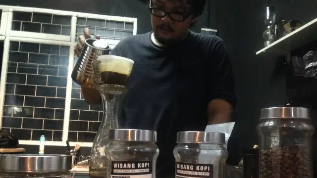 Metode seduh manual tanpa mesin menjadi nilai jual keunikan di Jakarta.