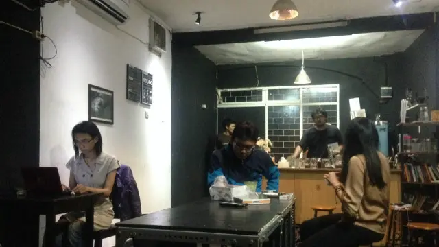 Di Yogyakarta dan Bandung, menurut Cubung Hanito, malah jauh lebih banyak tempat-tempat yang menyajikan kopi hitam dengan metode seduh manual dibanding Jakarta.