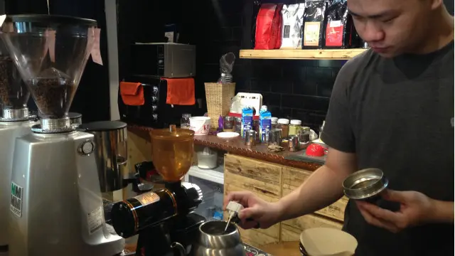Proses memasak air panas untuk menyeduh kopi di Watt Coffee, Jakarta Pusat.